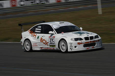 En mægtig bred men meget hurtig BMW.